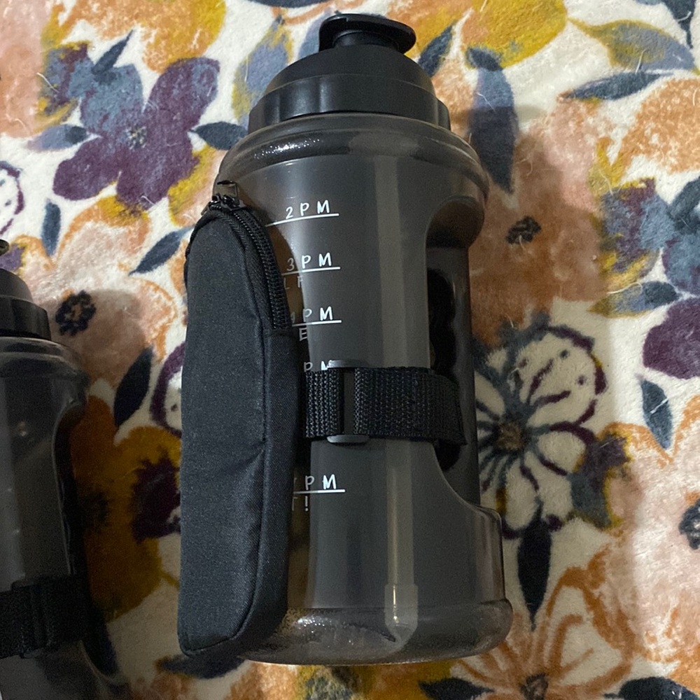 Mainstays water bottle 74oz with bag